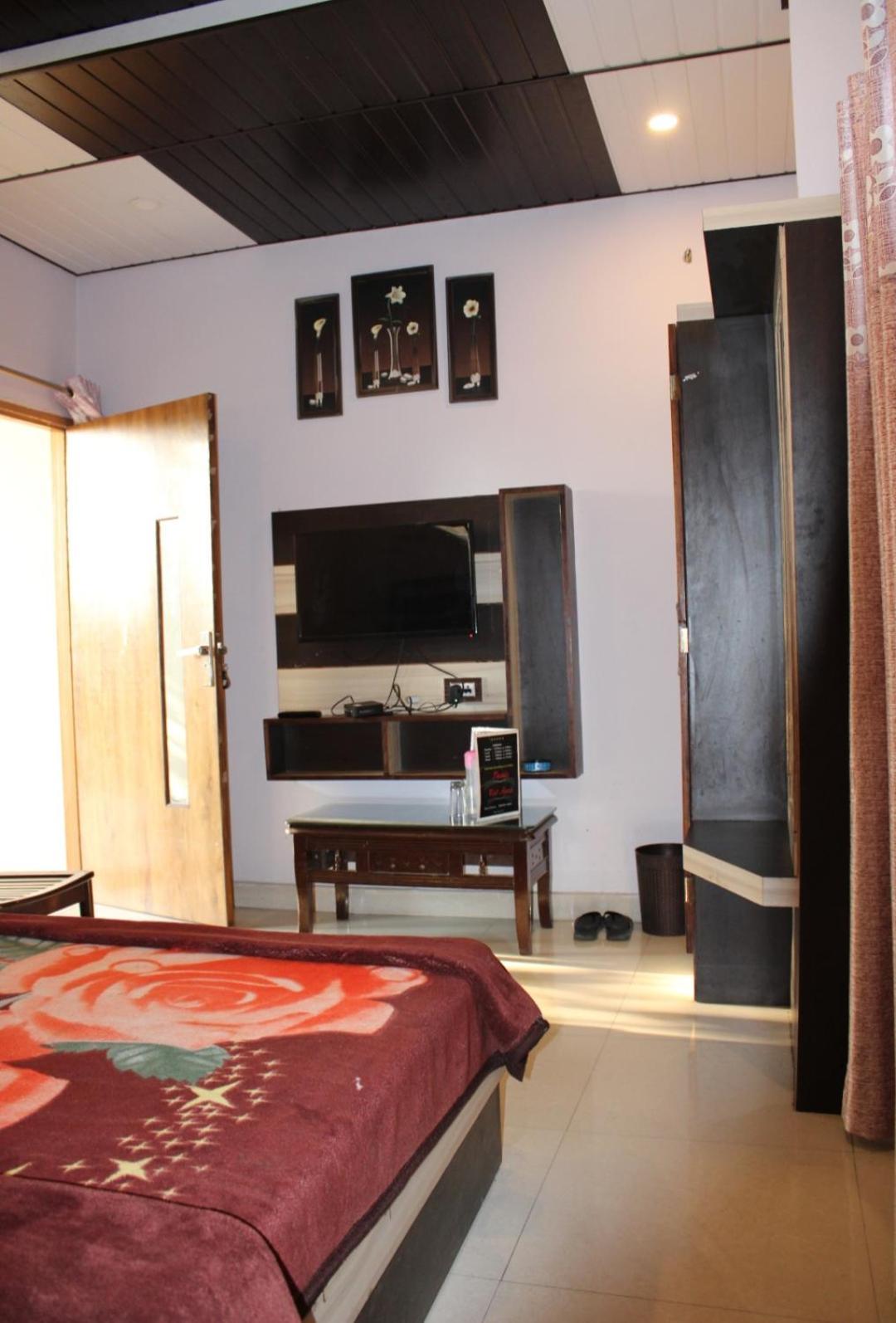 Oak Wood Homestay Banikhet Dalhousie Extérieur photo
